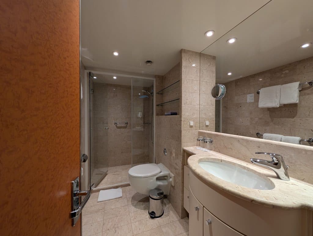 Belvedere von nicko cruises Juniorsiute Bad