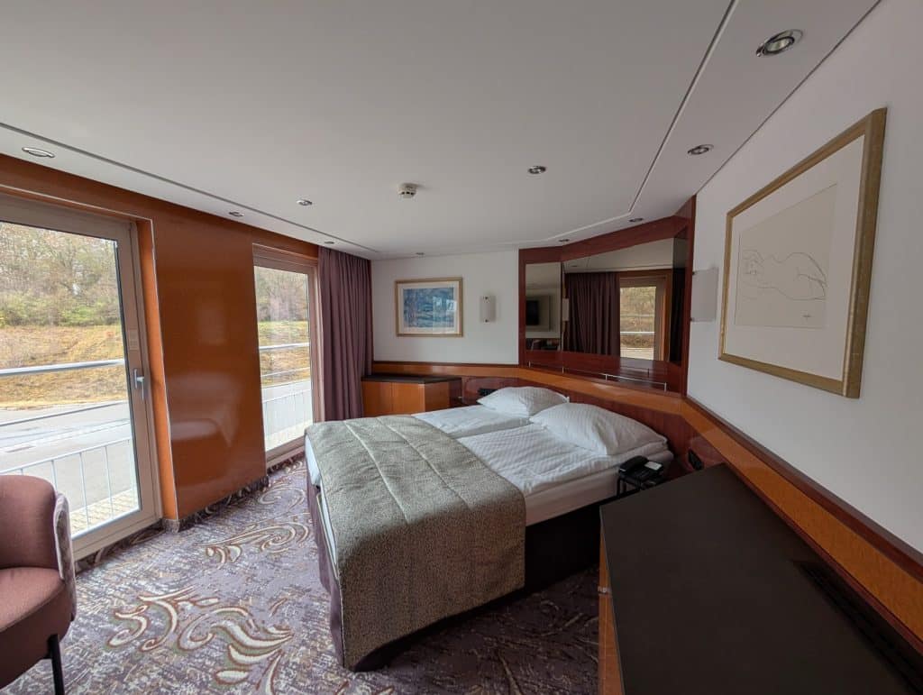 quer gestelltes Bett in der Juniorsuite, Belvedere von nicko cruises