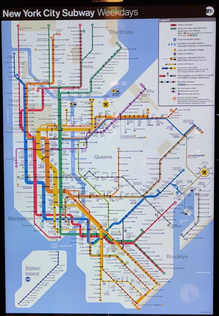 Ein detaillierter New York City Subway Metroplan für Wochentage zeigt das komplexe, farbcodierte Liniennetz über den Stadtteilen Manhattan, Brooklyn, Queens, The Bronx und Staten Island. Eine Legende oben rechts erklärt Symbole für Barrierefreiheit, Umsteigemöglichkeiten und verschiedene Servicezeiten.