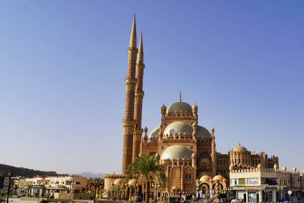 Sharm El Sheikh Sehenswürdigkeiten: Die Al-Sahaba-Moschee mit ihren zwei hohen, filigran verzierten Minaretten und mehreren goldenen Kuppeln unter einem klaren blauen Himmel.