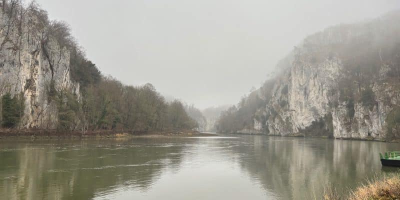 Blick auf den Donaudurchbruch bei Kelheim, wo der Fluss zwischen steilen, nebelverhangenen Kalksteinfelsen fließt.