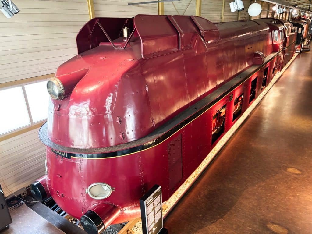 Eine stromlinienförmige, rote Dampflokomotive mit markanter Verkleidung.