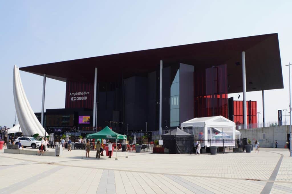 Das Amphithéâtre Cogeco in Trois-Rivières präsentiert sich als modernes Gebäude mit einem markanten, flachen Dach auf hohen Säulen.