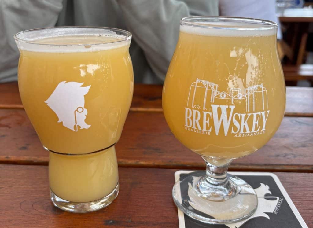 Brauerei im Vieux Port : Zwei Gläser mit trübem, hellem Bier der Brasserie Brewskey in Montreal stehen auf einem Holztisch.