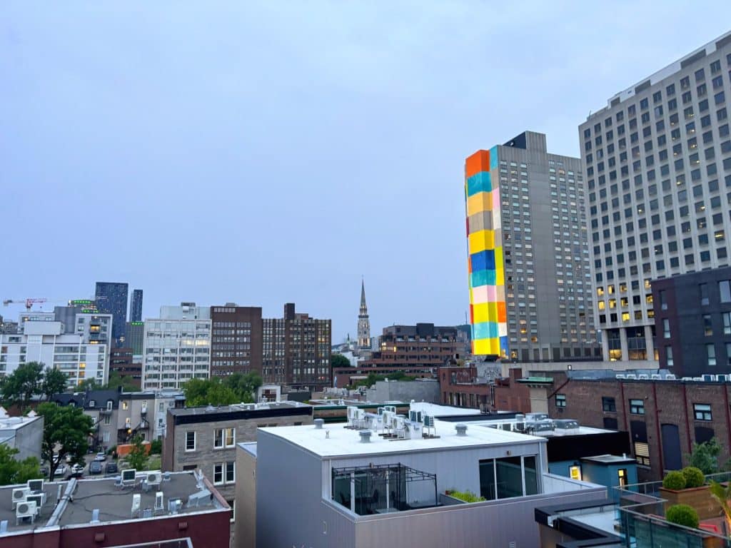 Blick von einer Dachterrasse des coolste Hostel in Montréal auf die Skyline von Montreal.