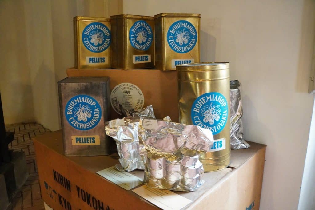 Metalldosen und vakuumverpackter Beutel mit gepresstem Hopfen (Pellets) der Marke Bohemia Hop aus der Tschechoslowakei, ausgestellt im Saazer Hopfenmuseum.