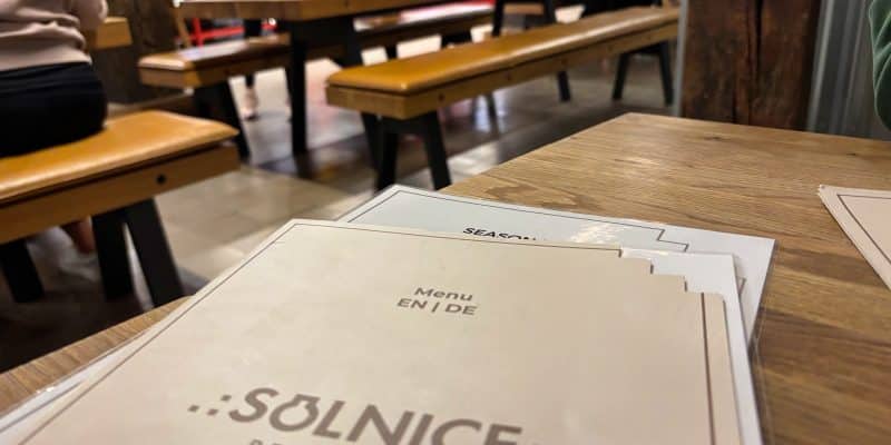 Nahaufnahme einer Speisekarte des Restaurants Solnice in Budweis