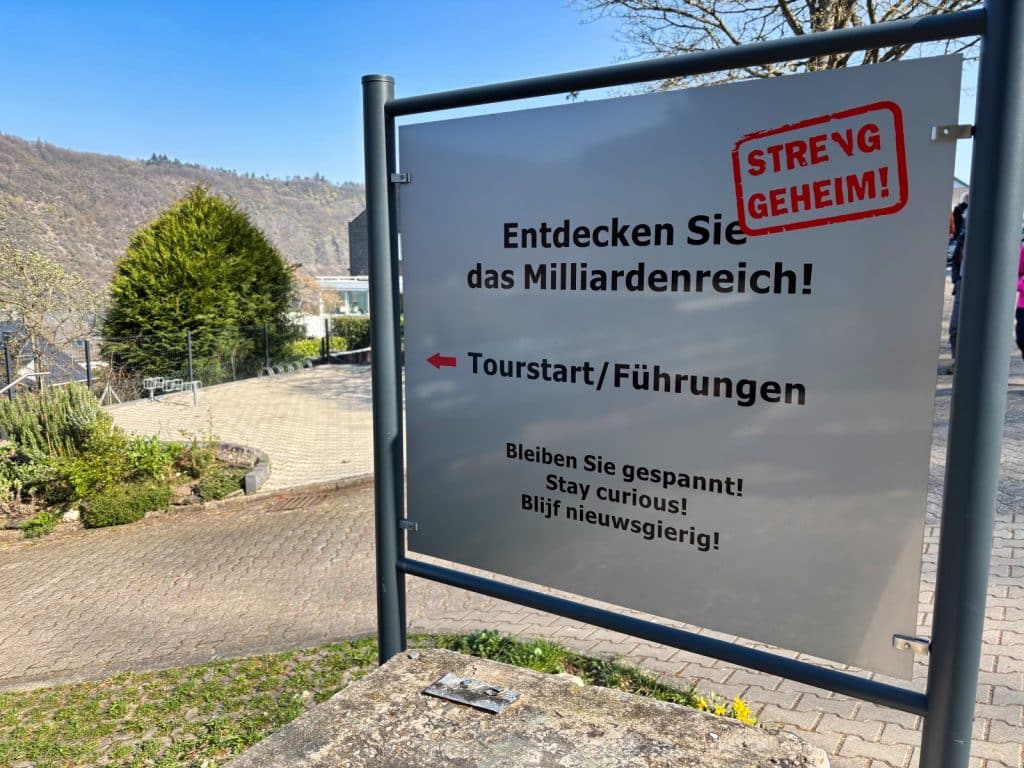 Ein silbernes Hinweisschild am Eingang des Bundesbank-Bunkers in Cochem