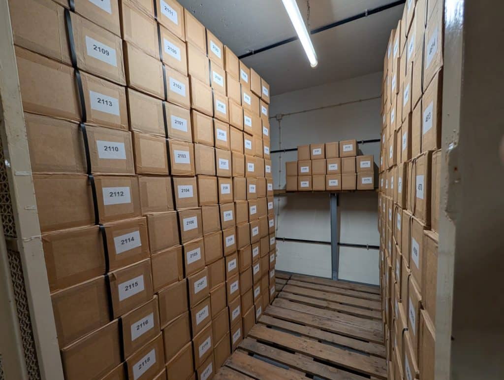 Zahlreiche nummerierte Pappkartons mit Ersatzwährung sind in einem engen Lagerraum des ehemaligen Bundesbank-Bunkers in Cochem bis unter die Decke gestapelt.