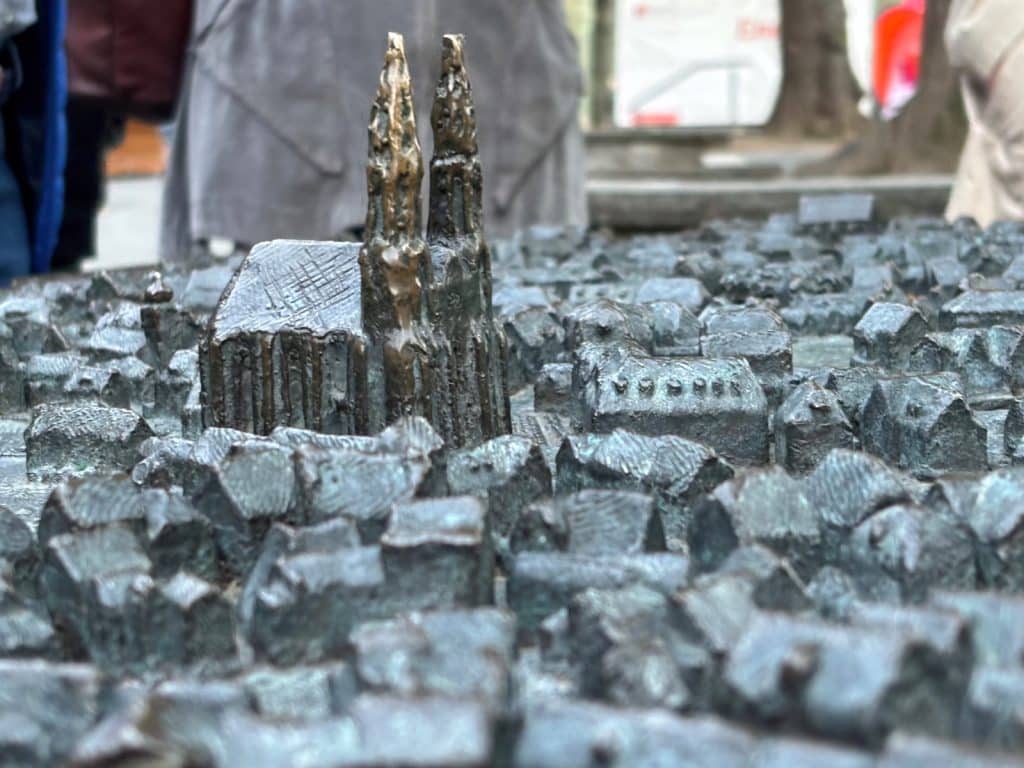 Nahaufnahme eines bronzenen Stadtmodells von Soest