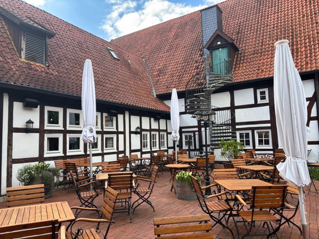 Eine gemütliche Außenterrasse eines Hotel-Restaurants in Bad Sassendorf
