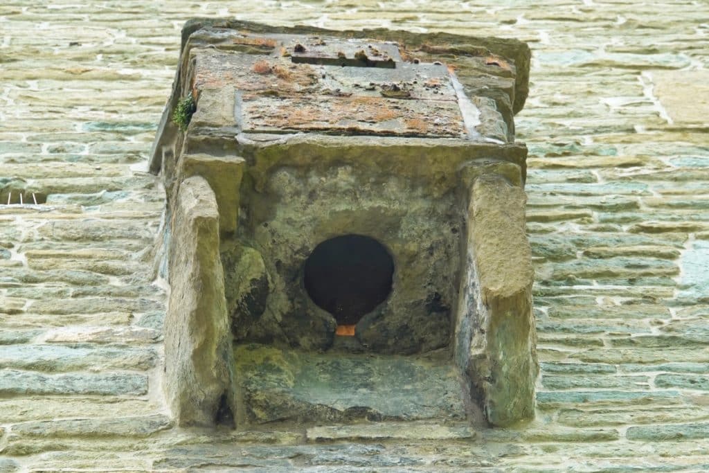 Nahaufnahme der historischen Steintoilette am Soester Stadttor, von unten gesehen