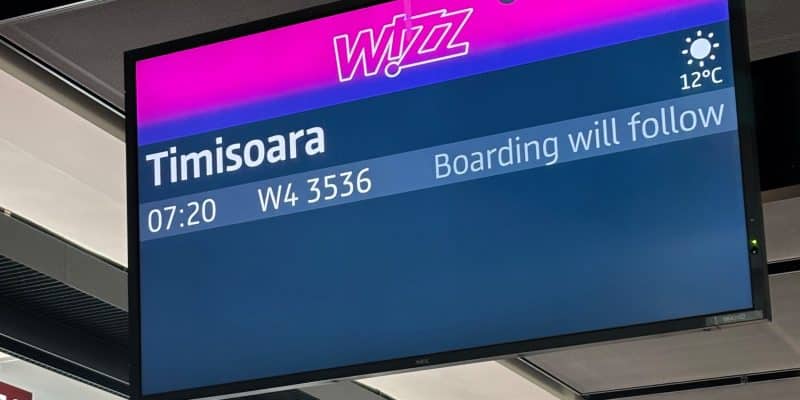 Ein digitaler Informationsbildschirm am Flugsteig zeigt den Wizz Air Flug W4 3536 nach Timisoara, Rumänien, mit der Abflugzeit 07:20 Uhr und dem Hinweis „Boarding will follow“.
