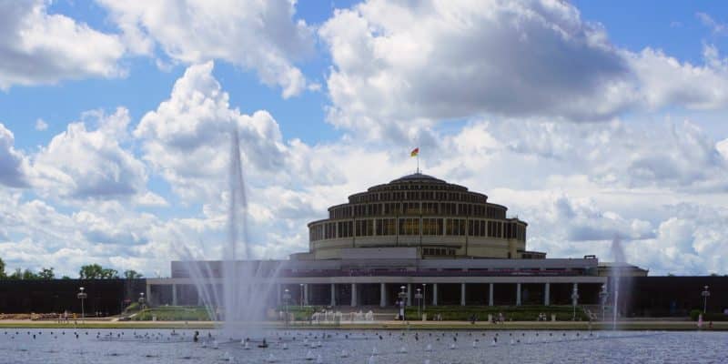 Die historische Jahrhunderthalle in Breslau mit ihrer markanten Kuppel hinter einem großen Wasserbecken